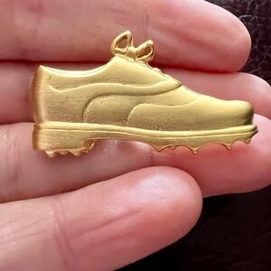 Vintage GOLF SHOE WITH CLEATS SIGNED JJ Janette Jewelry GOLD TONE LAPEL PIN